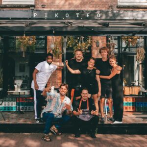 Manuel Broekman Instagram - Nu de horeca weer open is, is het weer tijd voor spontane ontmoetingen. Lekker losjes barhoppen met @johnniewalker langs de lekkerste cocktailbarren in Amsterdam. Vanaf vandaag t/m morgen kan je deze heerlijke walk ook zelf doen, zeker een aanrader! 

#ad #drinkresponsibly #johnniewalker #highball #keepwalking