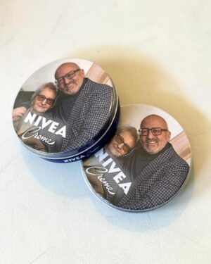 Manuel Luís Goucha Instagram - Em chegando a época balnear a Nívea envia-me, gentilmente, há já alguns anos, um Kit completo de produtos onde entre loções, protetores solares e afins não falta o creme da latinha azul. Se há marcas que acompanham a nossa vida a Nívea é uma delas. O creme da latinha azul leva-me de volta à infância, essa pátria com todo o futuro à espera, e à carícia branca que me refrescava e protegia da inclemência do sol. A minha mãe mantem-se fiel ao creme desde que se conhece como gente e com ele justifica a sua quase ausência de rugas,  apesar de centenária. E é mesmo capaz de ter razão já que estudos feitos dizem-nos que o creme é dos melhores do mercado para alimentar a pele. Este ano não foi excepção,  só que a latinha azul trazia uma tocante surpresa, eu e o meu amor maior na tampa. Adoro marketing feito com inteligência e sensibilidade. @nivea