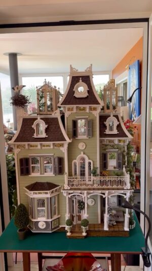 Manuel Luís Goucha Instagram - Sempre tive fascínio por estes mundos em miniatura. Já lhe contei a história desta casa de bonecas que adquiri a esse príncipe de talento e bom gosto que é José Costa Reis que assim ocupou parte dos seus confinamentos em pandemia. Recentemente dei por mim, em Paris onde há uma loja só de miniaturas mesmo ao lado do museu Grévin ( www.paind’épices.fr) a comprar uns pães para a mesa da cozinha e mais um pote de azeitonas, um bolo para a mesa do jantar, um urso de pelúcia para a cama, uma caixa de macarrons e um gato para o salão. Tudo em ponto mínimo. Agora deu-me para isto…