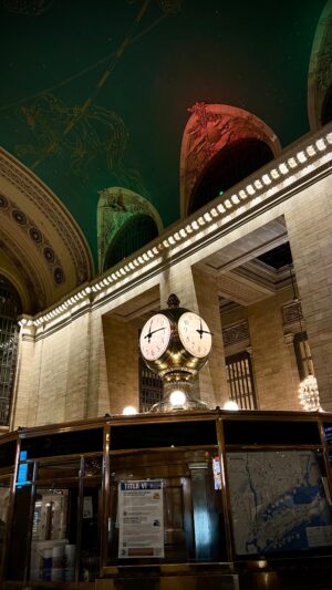 Manuel Marques Instagram - AVISO⚠️ : Descobrimos mais um lugar onde não é boa ideia parar durante 5 minutos, enerva um bocadinho os transeuntes. Desta vez foi a Grand Central Station, em Nova Iorque. 😇