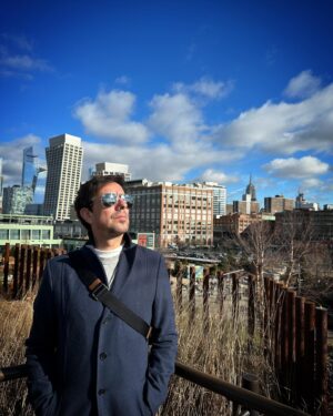 Manuel Marques Instagram - Nova Iorque. Longe da insuportável confusão, da massificação turística e do consumismo desenfreado da Times Square ou da Quinta Avenida encontram-se lugares como este. Idealizado por Barry Diller, Signe Nielsen e projectado por Thomas Heatherwick fundador do Heatherwick Studio. Little Island é um incrível jardim/ ilha artificial suspenso no rio Hudson na  renovada zona de Meatpacking district.