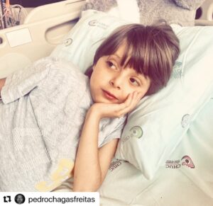 Manuel Marques Instagram - Para Ajudar e Partilhar.
Ler informações abaixo ⬇️ 
#Repost @pedrochagasfreitas with @use.repost
・・・
Foram milhares, muitos milhares, de mensagens que hoje chegaram até nós. Obrigado a todos. Todos. A esperança também é decisiva nestes momentos, e cada um de vocês ajudou-nos a alimentá-la em mais um dia de angústia incontrolável. O amor também cura, tem de curar. O simples instante em que acreditamos nisso é um instante de felicidade.

Continuamos à procura de um dador de fígado compatível para o nosso Benjamim. 

Terá idealmente de ser alguém com não mais de 55 anos de idade e no máximo 1,75 metros de altura e até 75 quilos de peso.

O tipo de sangue terá de ser 0 (positivo ou negativo)

Leiam muito sobre os riscos inerentes, muito mesmo, pensem bem. Se depois, em consciência, quiserem mesmo candidatar-se a ser dadores, enviem por favor um e-mail para dadordobenjamim@gmail.com com os seguintes dados:

Nome:
Idade:
Tipo sanguíneo:
Peso:
Altura:
Medidas (perímetro sobre o umbigo; perímetro sobre o xifóide):
Toma alguma medicação?
Tem alguma doença crónica?

Se não quiserem ou não puderem ser dadores, torçam muito por ele. Ele merece, acreditem.