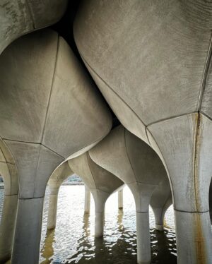 Manuel Marques Instagram - Nova Iorque. Longe da insuportável confusão, da massificação turística e do consumismo desenfreado da Times Square ou da Quinta Avenida encontram-se lugares como este. Idealizado por Barry Diller, Signe Nielsen e projectado por Thomas Heatherwick fundador do Heatherwick Studio. Little Island é um incrível jardim/ ilha artificial suspenso no rio Hudson na  renovada zona de Meatpacking district.