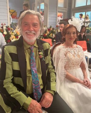 Manuela Couto Instagram - Somos só nós que ainda não estamos a saber lidar com o fato do Almeno? 😂🥴

#sangueoculto #novelas #sic #bastidores #gravacoes #cerimonia #casamento #noivos #fato #vestido