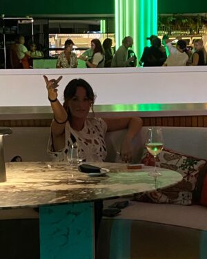 Manuela Couto Instagram - E foi assim …. Gosto tanto destas pessoas maravilhosas! @sptelevisao , @sicnovelasoficial , meus companheiros e companheiras ! ♥️ @teresamiguelamaral_agency