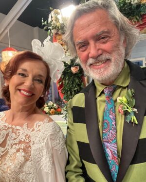 Manuela Couto Instagram - Somos só nós que ainda não estamos a saber lidar com o fato do Almeno? 😂🥴

#sangueoculto #novelas #sic #bastidores #gravacoes #cerimonia #casamento #noivos #fato #vestido