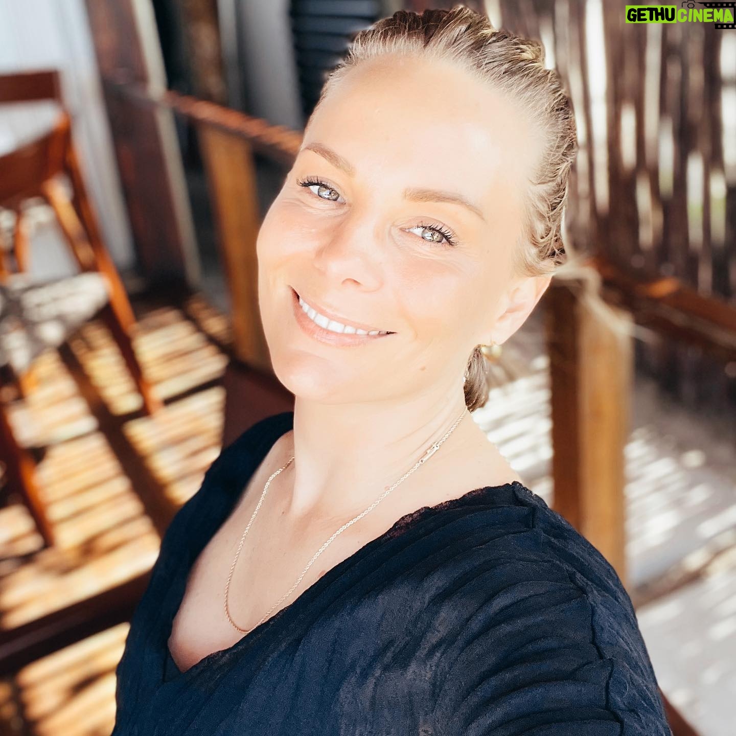 Manuela Ímaz - 528 Likes - No dejes que los prejuicios de los demás te hagan alentar el paso. Camina, camina segura y con convicción. #martes #instagram #camina #manuelaimaz #actriz