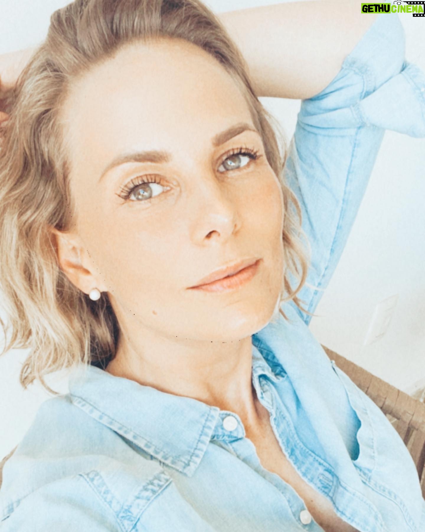 Manuela Ímaz - 728 Likes - Hoy me desperté y te abracé,
Te abracé muy fuerte y te reconocí. Y nos reconocimos. Y nos comprendimos. Hoy tengo ganas de decirte que te valoro más como madre, como hija, como hermana, como trabajadora, pero lo que más valoro es tu capacidad de amar. Te quiero, mi misma.