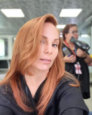 Manuela Ímaz Instagram - Esta pelirroja, llamada Lorena Bastarrechea, me anda cayendo muy bien! #vencer #vencerlaculpa #lorena #jugandoando
