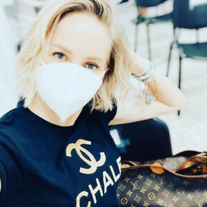 Manuela Ímaz Instagram - No tienen idea de lo aperlado que está mi mostacho. #trámites #pasaporte #covid_19 #fuckcovid19 @rebrandedby por cierto, soy feliz con mi camisteta! #chale