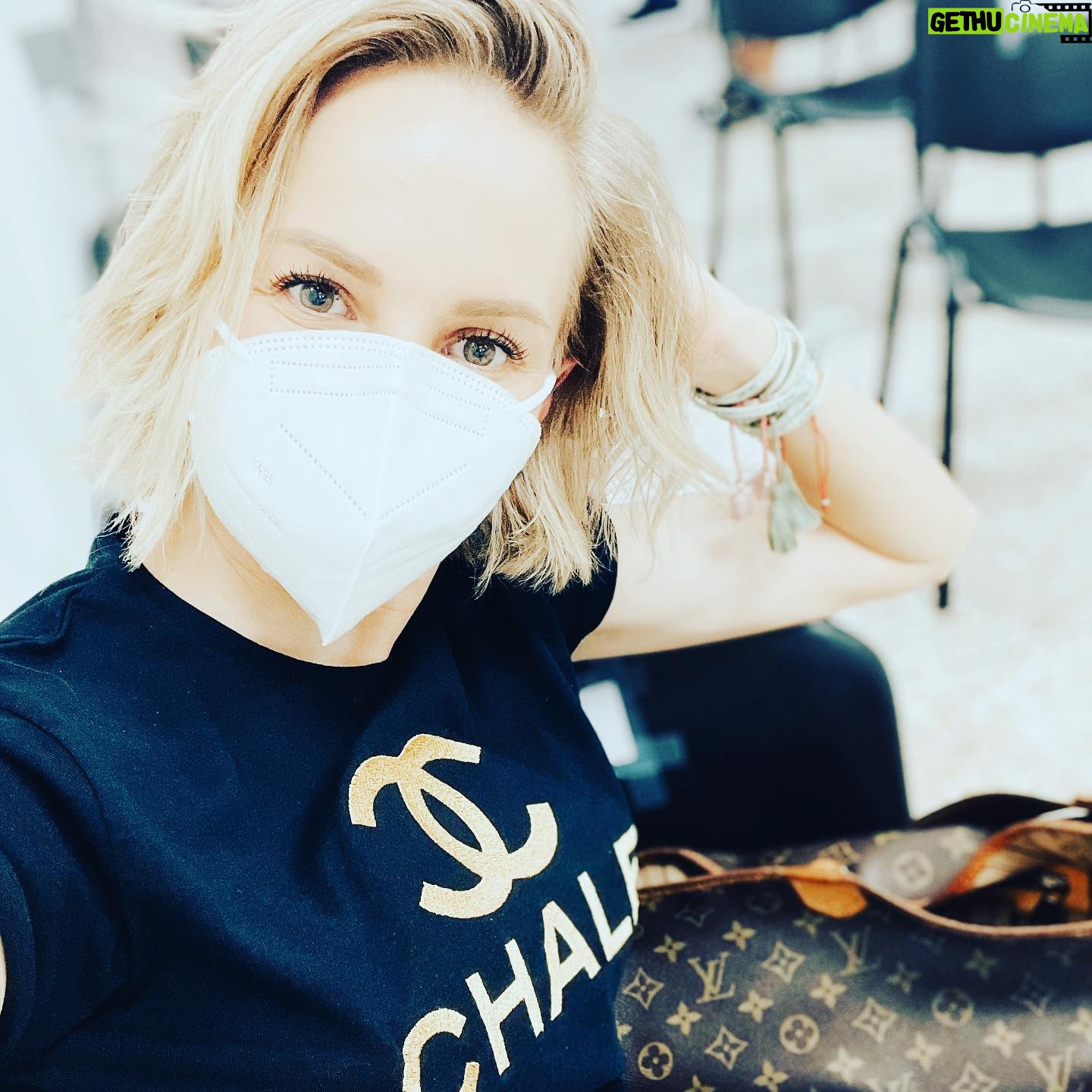 Manuela Ímaz - 559 Likes - No tienen idea de lo aperlado que está mi mostacho. #trámites #pasaporte #covid_19 #fuckcovid19 @rebrandedby por cierto, soy feliz con mi camisteta! #chale