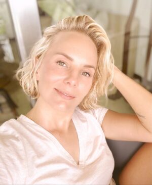 Manuela Ímaz Instagram - Recibiendo los 43 con mucha mucha emoción. Aprendiendo a abrazar la incertidumbre sin pedirle ninguna respuesta. En paz conmigo y con la gente que me quiere. Échenme estos 43 que sé que traerán puras cosas lindas! Ámooonoooooos!