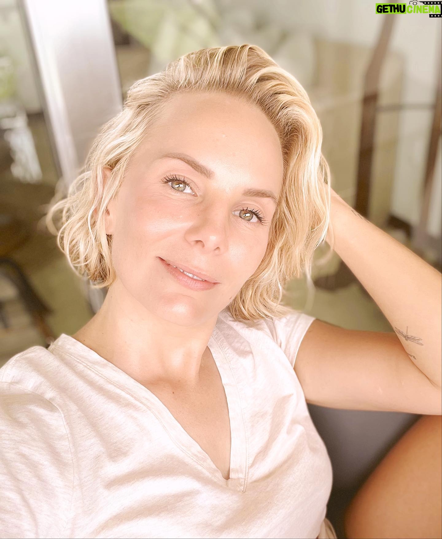 Manuela Ímaz - 668 Likes - Recibiendo los 43 con mucha mucha emoción. Aprendiendo a abrazar la incertidumbre sin pedirle ninguna respuesta. En paz conmigo y con la gente que me quiere. Échenme estos 43 que sé que traerán puras cosas lindas! Ámooonoooooos!