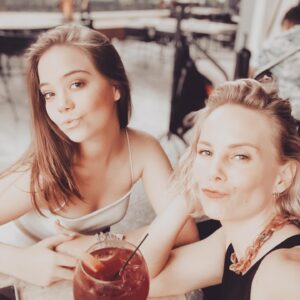 Manuela Ímaz Instagram - Me hicieron hacer cara de pato. Suertuda, así me siento! Te amo @alaiavillanuevaa