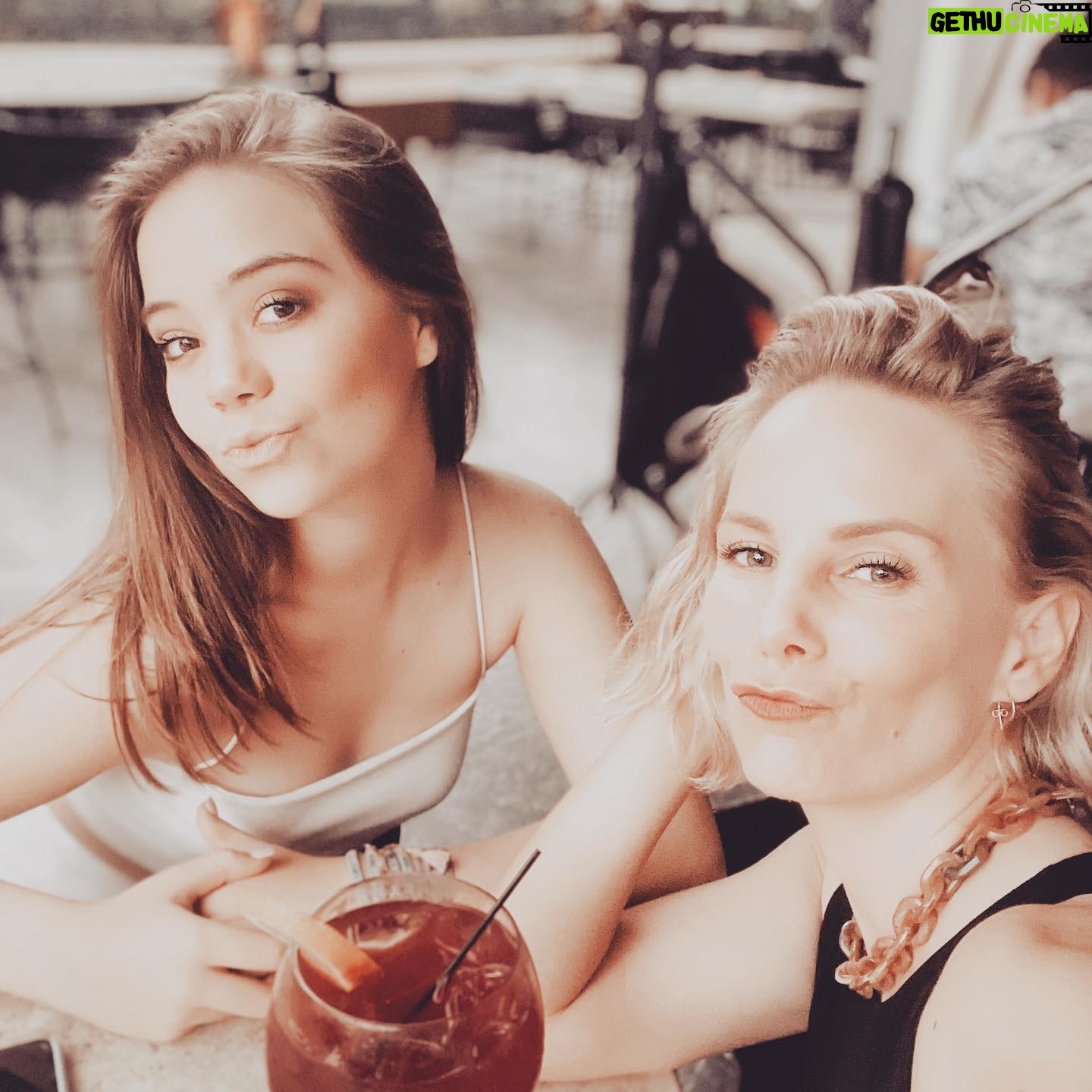 Manuela Ímaz - 655 Likes - Me hicieron hacer cara de pato. Suertuda, así me siento! Te amo @alaiavillanuevaa