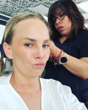 Manuela Ímaz Instagram - Diseño de imagen. Quién adivina qué me van a hacer?!? #manuelaimaz #vencerlaculpa #rosyocampo #televisa #vencer