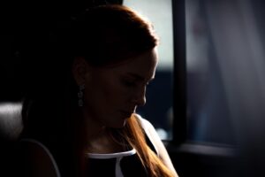 Manuela Ímaz Instagram - Lorena atraviesa un momento muy difícil. Descubrir que su pareja le mintió por años la hace cuestionar si algo fue genuino en su relación. 😔💔 #VencerLaCulpa