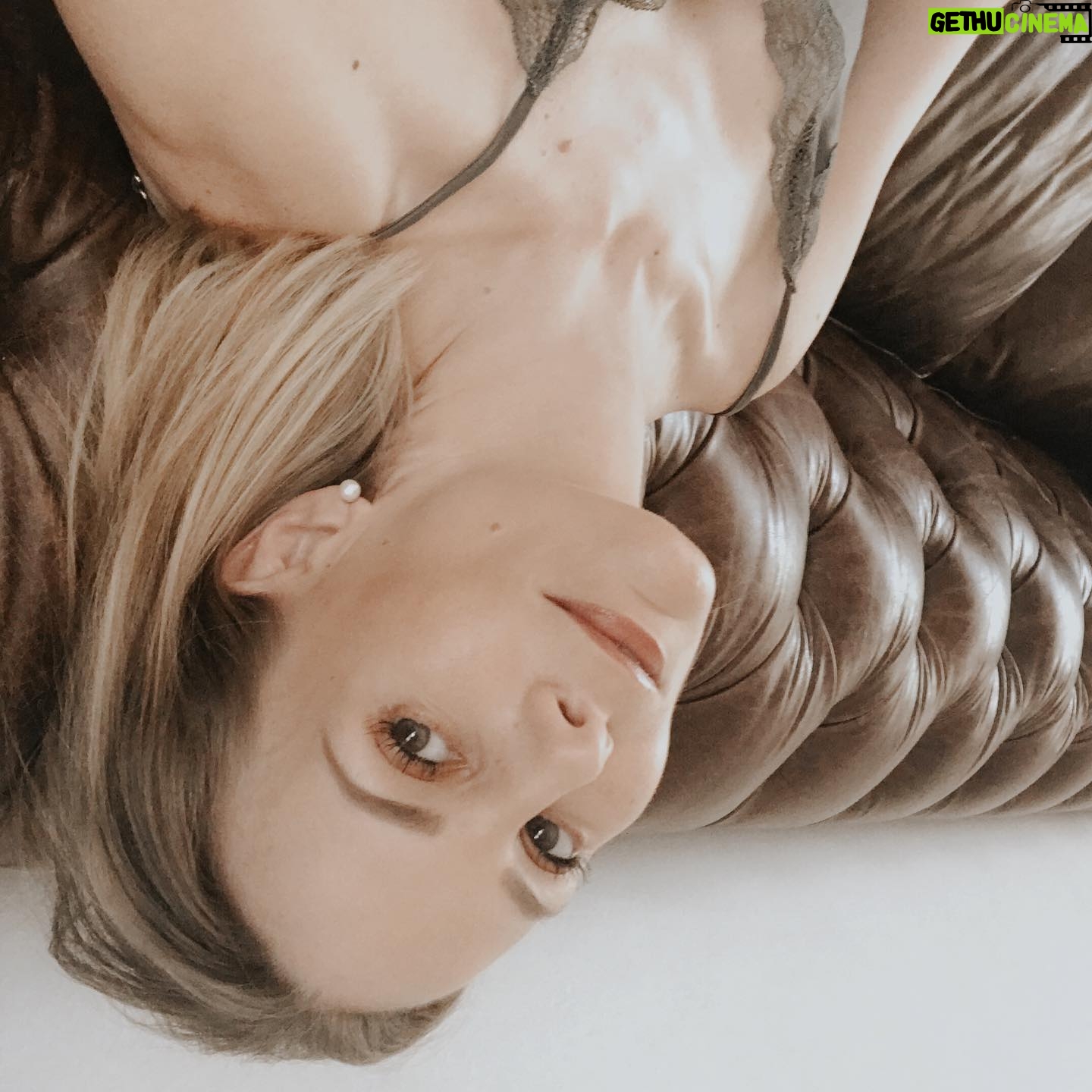Manuela Ímaz - 724 Likes - De cabeza. Así me he sentido. #covid_19 #fuckcovid19 #weyya #noquierolavarplatos