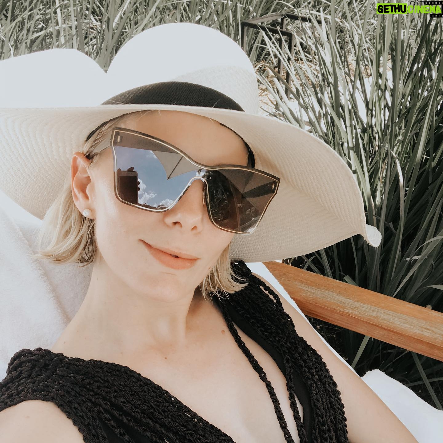 Manuela Ímaz - 641 Likes - Paren el mundo que aquí me bajo.