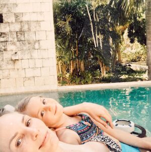 Manuela Ímaz Instagram - Y la gente se quedaba en casa
Y leía libros y escuchaba
Y descansó e hizo ejercicios
E hizo arte y jugó
Y aprendió nuevas formas de ser
Y se detuvo

Y escuchó más profundamente
Alguien meditó
Alguien rezó
Alguien estaba bailando
Alguien se encontró con su sombra
Y la gente comenzó a pensar diferente

Y la gente sanó.
Y hubo ausencia de personas que vivían 
en una peligrosa 
ignorancia 
Sin sentido y sin corazón,
Incluso la tierra comenzó a sanar

Y cuando el peligro terminó
Y las personas se encontraron
Lloraron por los muertos
Y tomaron nuevas decisiones....
Y soñaron con nuevas visiones
Y crearon nuevas formas de vida.
Y curaron completamente la tierra
Justo cuando fueron sanados.
Cuando la tormenta pase
Y se amansen los caminos 
y seamos sobrevivientes 
de un naufragio colectivo. 
Con el corazón lloroso
y el destino bendecido
nos sentiremos dichosos
tan sólo por estar vivos.

Y le daremos un abrazo 
al primer desconocido
y alabaremos la suerte
de conservar un amigo.

Y entonces recordaremos
todo aquello que perdimos
y de una vez aprenderemos 
todo lo que no aprendimos.

Ya no tendremos envidia
pues todos habrán sufrido. 
Ya no tendremos desidia 
Seremos más compasivos. 
Valdrá más lo que es de todos 
Que lo jamas conseguido
Seremos más generosos
Y mucho más comprometidos

Entenderemos lo frágil 
que significa estar vivos
Sudaremos empatía 
por quien está y quien se ha ido.

Extrañaremos al viejo 
que pedía un peso en el mercado,
que no supimos su nombre
y siempre estuvo a tu lado.

Y quizás el viejo pobre
era tu Dios disfrazado. 
Nunca preguntaste el nombre
porque estabas apurado.

Y todo será un milagro
Y todo será un legado
Y se respetará la vida, 
la vida que hemos ganado. 
Cuando la tormenta pase
te pido Dios, apenado, 
que nos devuelvas mejores, 
como nos habías soñado.  Grace Ramsey. 
_________ o _______