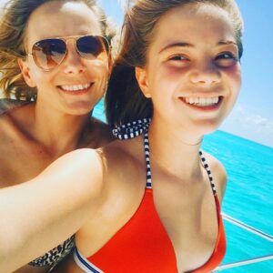 Manuela Ímaz Instagram - Feliz cumple @alaiaavillanueva mi amor!!! Hace quince años me hiciste mamá ❤️❤️❤️. Te amo, gordi!!!