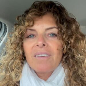 Manuela Lopez Instagram - Ça fait longtemps alors ..
Un p’tit coucou 😚😘☀️