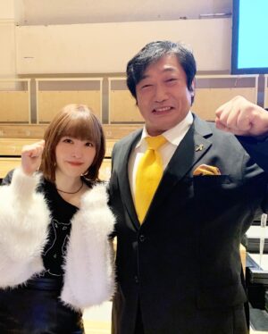 Maon Kurosaki Instagram - GOOD EVENING!
.
今日はプロレス団体DDTプロレスリングさんの
実況解説に参加させていただきました！
.
楽しすぎたよ！
.
いっぱい叫んでいっぱい笑って、いっぱい感動した
.
これからのドラマも気になるしこれだからプロレスは！
.
一番すげーのはプロレスなんだよ！ってなりますね！
.
また12/29TDCホールにも行かせてもらうことになりました
.
DDTプロレス面白いですよ！
.
本当オススメです！
.
好きなもののお仕事に携われて幸せだなぁ
.
お写真は、レジェンド！小橋健太さん！
.
友達で大好きなフェロモンズの一人！今成ファンタスティック夢人くん！
.
どう考えてもプロレス界を引っ張っていくに違いないホープの上野勇希さんと！
.
プロレス好きでよかったー！
#ddtpro
#ddt
#ddtプロレスリング
#小橋健太
#今成ファンタスティック夢人
#上野勇希