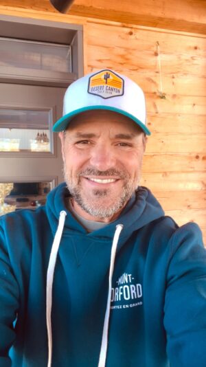 Marc Dupré Instagram - Vous cherchez quoi faire samedi après-midi? 

Venez nous voir au pied des pentes de ski du Mont Val Saint-Côme ( @skivsc ) dès 15h pour 𝗩𝗔𝗟 CKOI ( @ckoi969 ). Je vais donner un 𝘀𝗽𝗲𝗰𝘁𝗮𝗰𝗹𝗲 𝗴𝗿𝗮𝘁𝘂𝗶𝘁 à 17h. À demain! 🎉