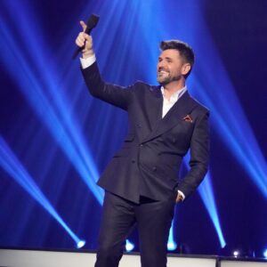 Marc Dupré Instagram - Hier soir, le public était en feu!!! 🔥 🔥 🔥 

C’était quoi votre moment préféré? ✨#NationStarAc

Photo 📸 @bertexertier 
Maquillage & coiffure : @marcomarsolais 
Stylisme : @safiyya.style