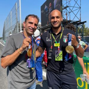 Marc Gené Instagram - Bellisimo oggi avere i campioni italiani olimpici a #MonzaGP. It was great doing a lap with the @ferrari #SF90 and @gianmarcotamberi @scuderiaferrari crazylongjumper 🥇🥇
