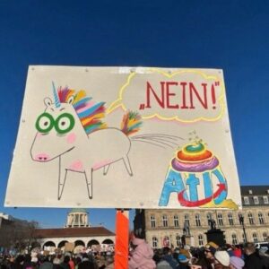 Marc-Uwe Kling Instagram - Oft reicht ja ein Wort … (So gesehen auf einer Demo in Stuttgart. Danke fürs Zuschicken.) #niewiederistjetzt #neinhorn