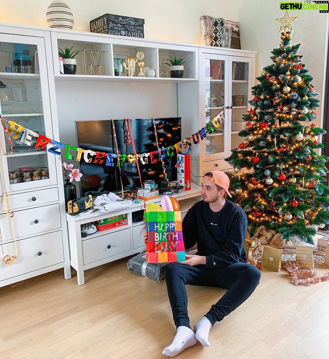 Marcel Althaus - 39.7K Likes - Gestern war ein richtig cooler Abend!🔥 Ich hatte die Möglichkeit, mit meinen Freunden spontan in meinen Geburtstag rein zu feiern! Danke an alle, die dabei waren! Jetzt heißt es runter kommen und für 2019 bereit machen, um dann wieder voll anzugreifen!👌🏻😍