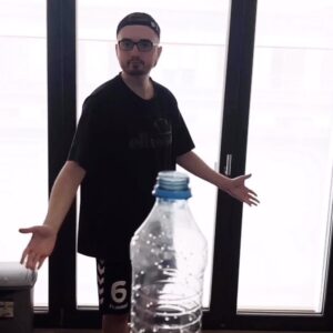 Marcel Althaus Instagram - Eine besondere #bottlecapchallenge ..nominiert von @maximiser180! Ich nominiere @martinschindler180 @ioannis_sela & @sonnyloops!🔥