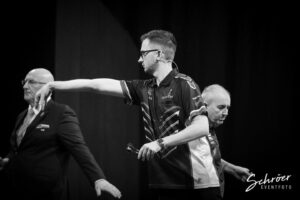 Marcel Althaus Instagram - W erbung weil Verlinkung | throwback zu letztem Samstag, als ich mal wieder die Chance auf ein Bühnenspiel bei der @pdceurope bekommen habe. Und zwar gegen den besten aller Zeiten @philthepowertaylor16 🔥2019 ist einfach das beste Jahr meines Lebens, so viele Träume sind wahr geworden! 2020 wird noch geiler🙏🏼 danke für die geilen Fotos an @schroeer.thomas 🥰