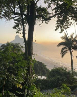Marcel Stürmer Instagram - um albinho inteiro desses dias de rio- faixa 9 minha preferida! 
feliz ano novo, pessoal! Que seja leve ☮️🫶🏽