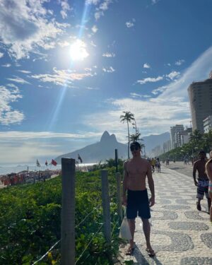 Marcel Stürmer Instagram - um albinho inteiro desses dias de rio- faixa 9 minha preferida! 
feliz ano novo, pessoal! Que seja leve ☮️🫶🏽