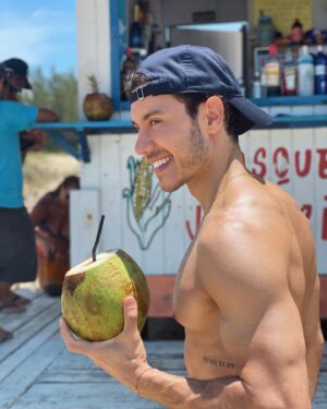 Marcel Stürmer Instagram - Uma segunda de praia com pai fotógrafo e um sabor que traz sempre muitas memórias: 🥥