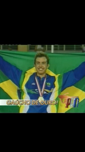 Marcel Stürmer Instagram - Santo Domingo, 2003.

Faltava uma hora pra minha saída da Vila Pan-americana. Minha treinadora @jaquesobrerodas e meus pais (todos no Brasil) tentavam me fazer parar de chorar no telefone pra ir competir a prova final. 
Eu tinha me classificado em primeiro lugar no dia anterior e isso era tão longe do meu plano original de um 3º lugar que minha cabeça de atleta inexperiente bugou. 
O bronze que eu via como meu máximo passaria a ser visto com desapontamento aos olhares externos por eu estar em primeiro até então. Assim eu pensava.
O momento chegou e o que eu consegui negociar comigo mesmo foi: “Não pensa mais nisso e faz o teu melhor. Pula em tudo e fica de pé”.
Eu fiquei de pé. 
Eu venci o meu primeiro Pan.
Nesse dia, eu aprendi que por vezes tudo o que temos que fazer é não nos retirarmos. 

Feliz 20 anos dos Jogos Pan-Americanos de Santo Domingo! ❤️