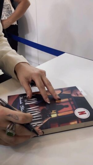 Marcela Citterio Instagram - ¡Momentos inolvidables en la Feria del Libro! 📚🎉 @marcelacitterio estuvo autografiando sus libros, incluyendo el recién lanzado “Lady Voyeur”, y compartiendo con sus fans. 😍🌟 Gracias a todos los que se acercaron a conocer a nuestra genial autora y por el cariño que le brindaron. 💖 
@cuspidelibros 🙌

#TheOrlandoBooks #FIL2023 #MarcelaCitterio #LadyVoyeur