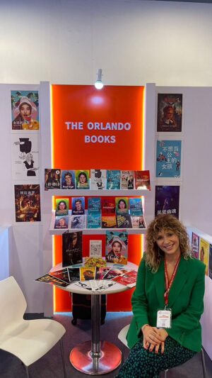 Marcela Citterio Instagram - The Orlando Books cumpliendo un sueño inesperado: la CEO, Marcela Citterio, y nuestro stand nada más ni nada menos que en la Feria del Libro de Beijing, China. Nuestro corazón brota de amor y alegría. ❤️😭
¡Y a todos ustedes, gracias por acompañarnos desde el primer momento! ¡Vamos por más!

#theorlandobooks #feriadellibro #BIBF