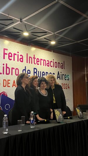 Marcela Citterio Instagram - ¡The Orlando Books lo volvió a hacer, siempre innovando más allá de lo tradicional! 😎 Vivimos un espectáculo increíble en la @ferialibroba . Mientras Patricia Suárez presentaba su libro “Cien maneras de matar a Bea Suleimén”, fuimos interrumpidos por ¡nada más y nada menos que los personajes principales del libro! La inspectora Torres y Teresita nos sorprendieron, convirtiendo a todos en sospechosos de asesinato en la sala. ¡Una experiencia única nunca antes vista en la @ferialibroba ! 🎭

Agradecemos enormemente a dos grandes actrices:
@alerubiook interpretando a la inspectora Torres.
@cotton_denise , dando vida a Teresita.

¡Esto es cine, chicos! 🚬

Nos vemos el viernes 11 y sábado 12 para nuestras dos últimas charlas. ¡No olviden pasar por el stand de @riversideagency para conseguir sus ejemplares!

Nuestro camera team ❤️🎥: @more_morec @_naitymkiwinkii @uri_biggeri 

#filbuenosaires #theorlandobooks