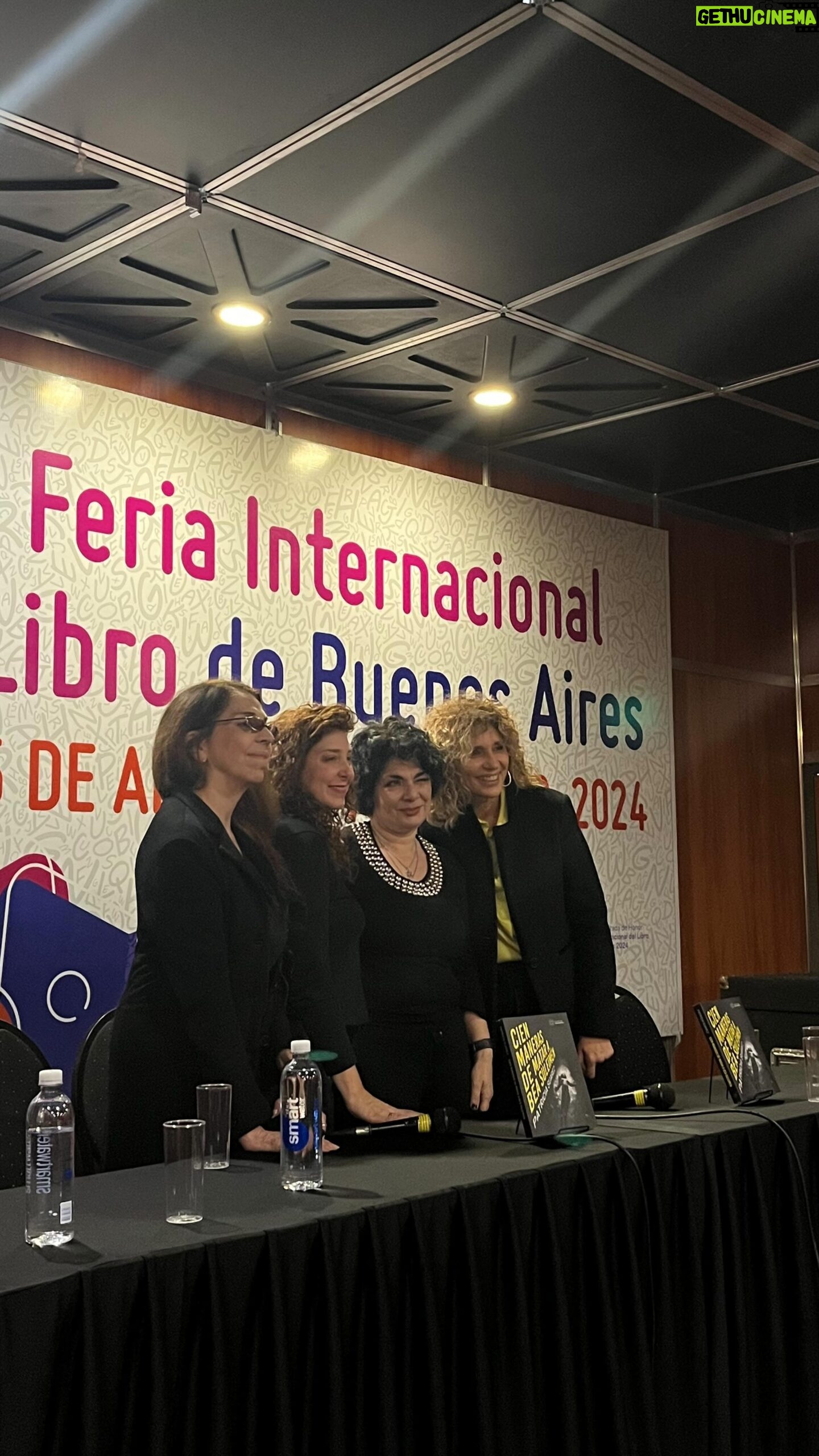 Marcela Citterio - 3 Likes - ¡The Orlando Books lo volvió a hacer, siempre innovando más allá de lo tradicional! 😎 Vivimos un espectáculo increíble en la @ferialibroba . Mientras Patricia Suárez presentaba su libro “Cien maneras de matar a Bea Suleimén”, fuimos interrumpidos por ¡nada más y nada menos que los personajes principales del libro! La inspectora Torres y Teresita nos sorprendieron, convirtiendo a todos en sospechosos de asesinato en la sala. ¡Una experiencia única nunca antes vista en la @ferialibroba ! 🎭
Agradecemos enormemente a dos grandes actrices:
@alerubiook interpretando a la inspectora Torres.
@cotton_denise , dando vida a Teresita.
¡Esto es cine, chicos! 🚬
Nos vemos el viernes 11 y sábado 12 para nuestras dos últimas charlas. ¡No olviden pasar por el stand de @riversideagency para conseguir sus ejemplares!
Nuestro camera team ❤️🎥: @more_morec @_naitymkiwinkii @uri_biggeri
#filbuenosaires #theorlandobooks