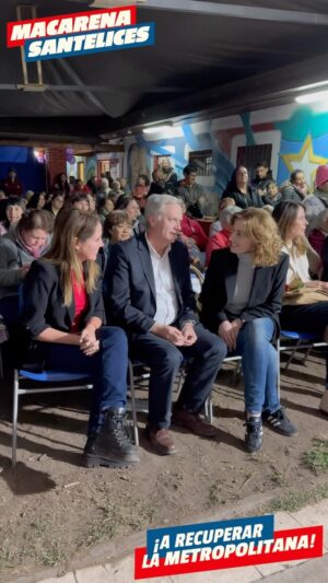 Marcela Cubillos Instagram - Mayo es el mes de las madres! Y en #LasCondes, junto a @joseantoniokast @marcelacubillossigall @cataugarteconcejal , comenzamos las celebraciones con grandes dirigentes jugados por sus barrios. 

Nos vamos con el corazón lleno de energía por el tremendo cariño recibido. Vamos a seguir trabajando junto a las organizaciones sociales para que puedan cumplir sus proyectos que mejoran la calidad de vida de nuestros vecinos. 

Muchas por la invitación a nuestra Diputada @diputada.delreal y al dueño de casa Guillermo Plaza.