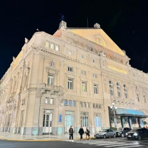 Marcela Kloosterboer Instagram - Algunas de los últimos días 💌
-La calma después de pasar las nubes 😮‍💨😨
-Camarin del teatro
-El Colón 😍
-Siempre comiendo
-Mi compañera de aventuras 🧜‍♀️ 
-Jardín Japonés 🇯🇵
💋💋💋