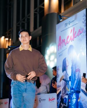 Marcell Darwin Instagram - Gala premier Ancika 1995
Based on the best-selling novel by @pidibaiq ,
𝐀𝐍𝐂𝐈𝐊𝐀
𝐃𝐢𝐚 𝐲𝐚𝐧𝐠 𝐁𝐞𝐫𝐬𝐚𝐦𝐚𝐤𝐮 𝟏𝟗𝟗𝟓
11 Januari di bioskop! Tayang tanggal 11 januari hanaya di bioskop
.
📸 @snap.nuel