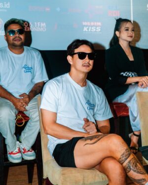 Marcell Darwin Instagram - Ketemu di tanggal 29 FEB AT CINEMA 
MENDUNG TANPO UDAN 🫰🏽🫰🏽
.
📸 by @andhikalfath