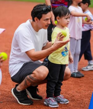 Marcell Darwin Instagram - Time flies so fast, so make every moment count
.
🥎🥎🥎 @foxybright.id