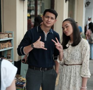 Marcell Darwin Instagram - Dapet salam dari kita 🥳🥳
.
𝐀𝐍𝐂𝐈𝐊𝐀
𝐃𝐢𝐚 𝐲𝐚𝐧𝐠 𝐁𝐞𝐫𝐬𝐚𝐦𝐚𝐤𝐮 𝟏𝟗𝟗𝟓
Sedang tayang di bioskop!