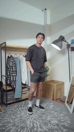 Marcell Darwin Instagram - MARKIGO [Mari Kita Gooooo]

Tshirt @uniqloindonesia 
Short @hm 
Shoes @vans.indo