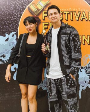 Marcell Darwin Instagram - Alhamdulillah akhir nya setelah 18 tahun berkarir salah satu mimpi saya terwujud. Terima untuk @festivalfilmbandung dan selamat buat teman teman nominasi. Dan tidak lupa terima kasih buat @mvppictures_id crew and cast @suamisuamimasakini_theseries 🙏🏼🙏🏼🙏🏼 see you di S2